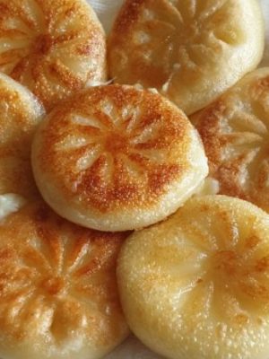 KOREAN CHEESE - FROZEN HOTTEOK PANCAKE 6PCS - 300G (BÁNH HOTTEOK HÀN QUỐC)) 8 thu ngay banh xep hotteok nhan pho mai mozzarella pulmuone beo ngay thom ngon 202208101131598079